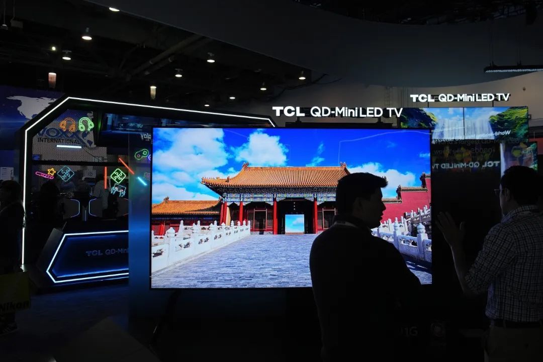 当地时间2024年1月9日，美国内华达州，国际消费电子展上，TCL展示115寸QD-Mini LED电视