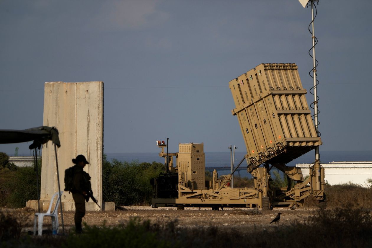 位于以色列南部城市阿什凯隆的“铁穹”防空系统（图源：美联社）