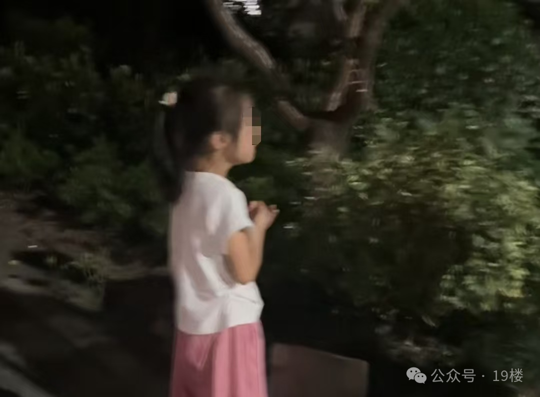 女儿不会拼音，大晚上被妈妈丢在路边，网友吵翻了！