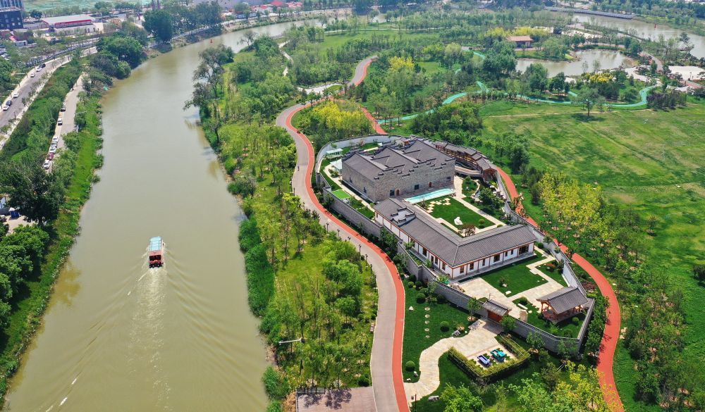 2024年5月16日，游船在河北沧州市区境内的京杭大运河上行驶。