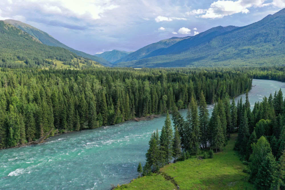 7月22日拍摄的新疆阿勒泰地区喀纳斯景区（无人机照片）。
