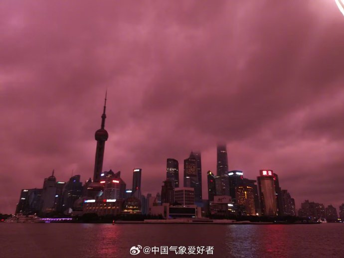 台风“贝碧嘉”到来前，天空变成紫色