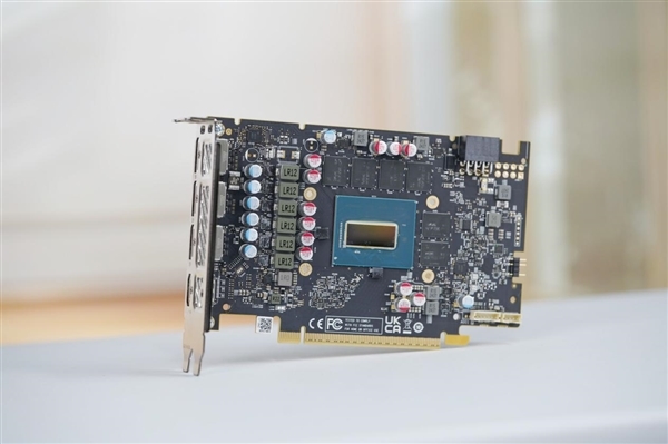 纯白双风扇!傲世追日Intel锐炫B580 OC显卡图赏