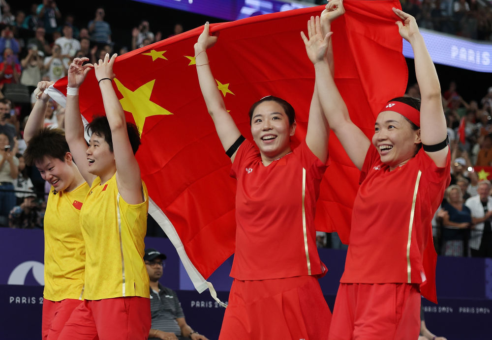 ↑8月3日,陈清晨(右一)/贾一凡(右二)组合和刘圣书(左一)/谭宁组合包揽羽毛球女双冠亚军后庆祝。