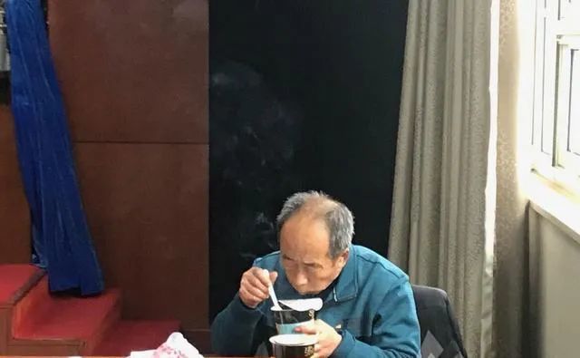 栗二有在某次见面会间隙吃泡面