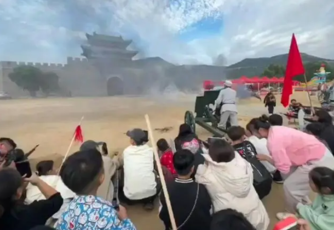 工作人员表示，该体验项目不存在危险性。视频截图