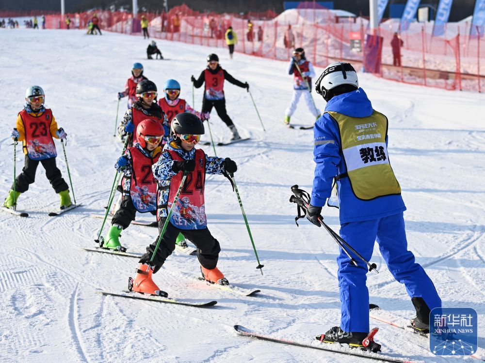 ↑2023年1月11日，在陕西太白鳌山滑雪度假区，小朋友在雪场教练的指导下练习滑雪。新华社发（邹竞一摄）