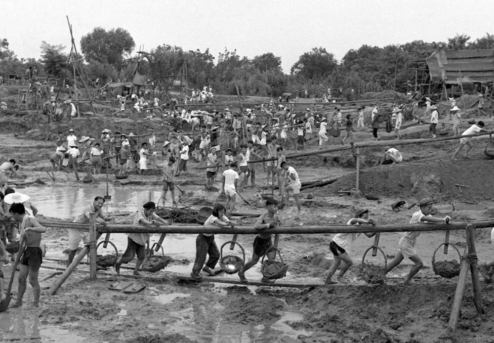 1958年,中国人民大学学生在校园内修建人工湖。