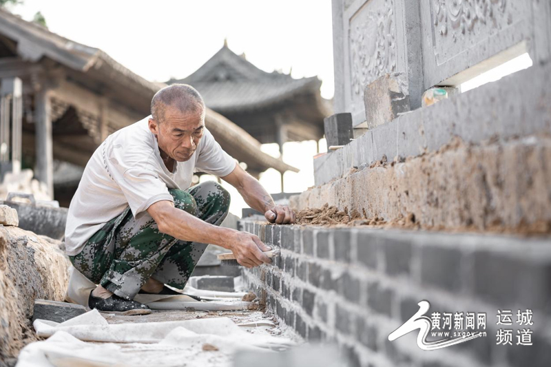工匠在认真填补砖缝。兰立强 摄