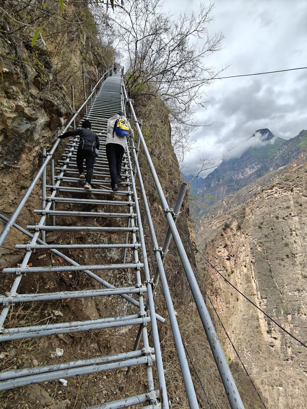 悬崖村钢梯上正在攀登的人。新华社记者 谢佼 摄