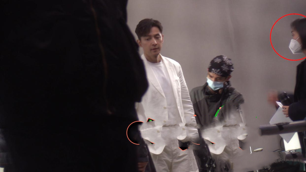 胡歌妻子产后复工，衣着朴素陪老公拍广告，两人对视旁若无人秀恩爱 - 吾爱微网