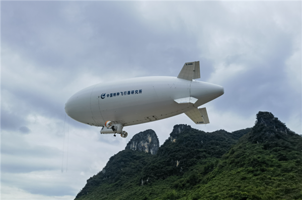 我国自研载人飞艇飞行最长、最远:祥云AS700