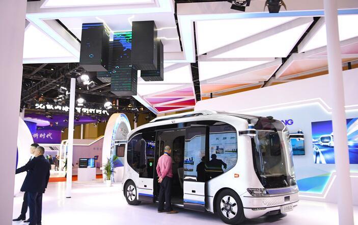 人们在2023世界5G大会展厅参观宇通自动驾驶巴士。 记者 郝源 摄