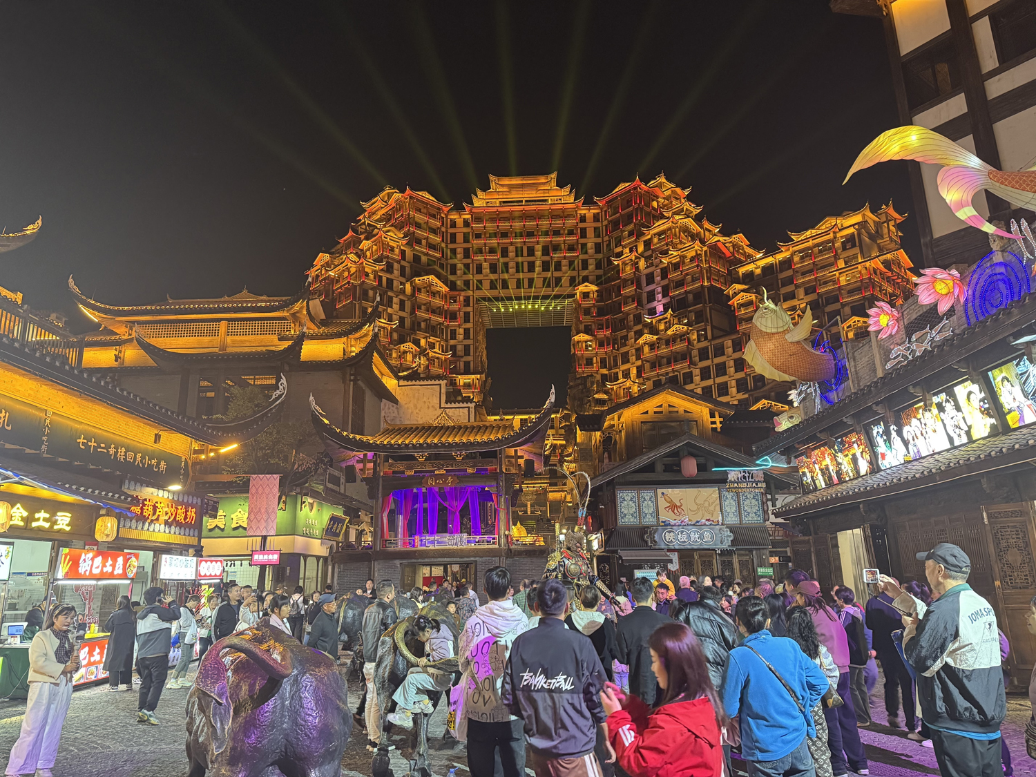 晚上7点,七十二奇楼内,游客聚集在门口和演职人员拍照互动。