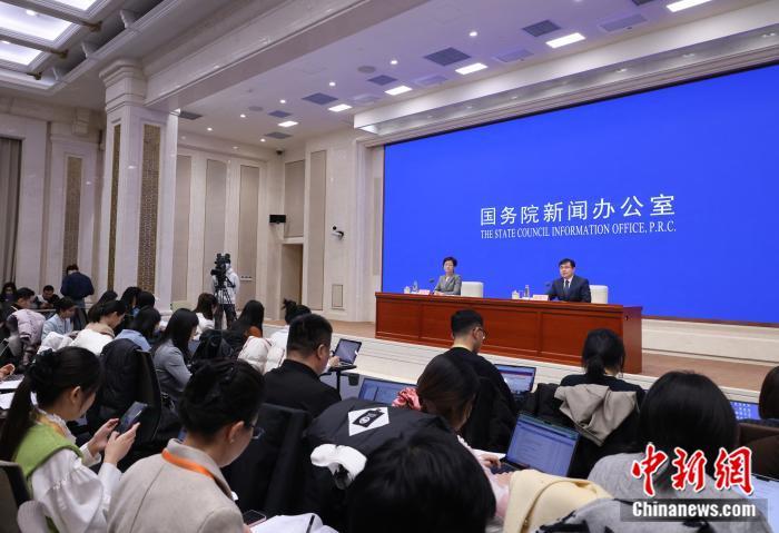 12月16日，中国国务院新闻办公室在北京举行新闻发布会，国度统计局新闻发言东说念主、国民经济概括统计司致密东说念主付凌晖先容2024年11月份国民经济运转情况，并答记者问。 中新社记者 杨可佳 摄