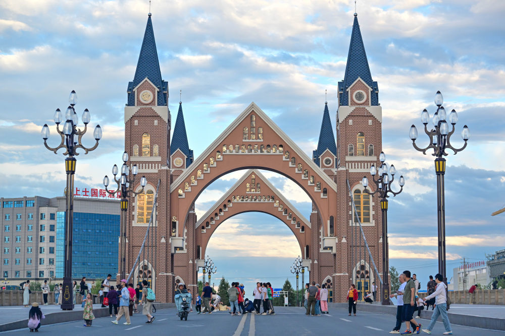 游客在新疆布尔津县七彩河休闲旅游度假区观光游览（7月21日摄）。