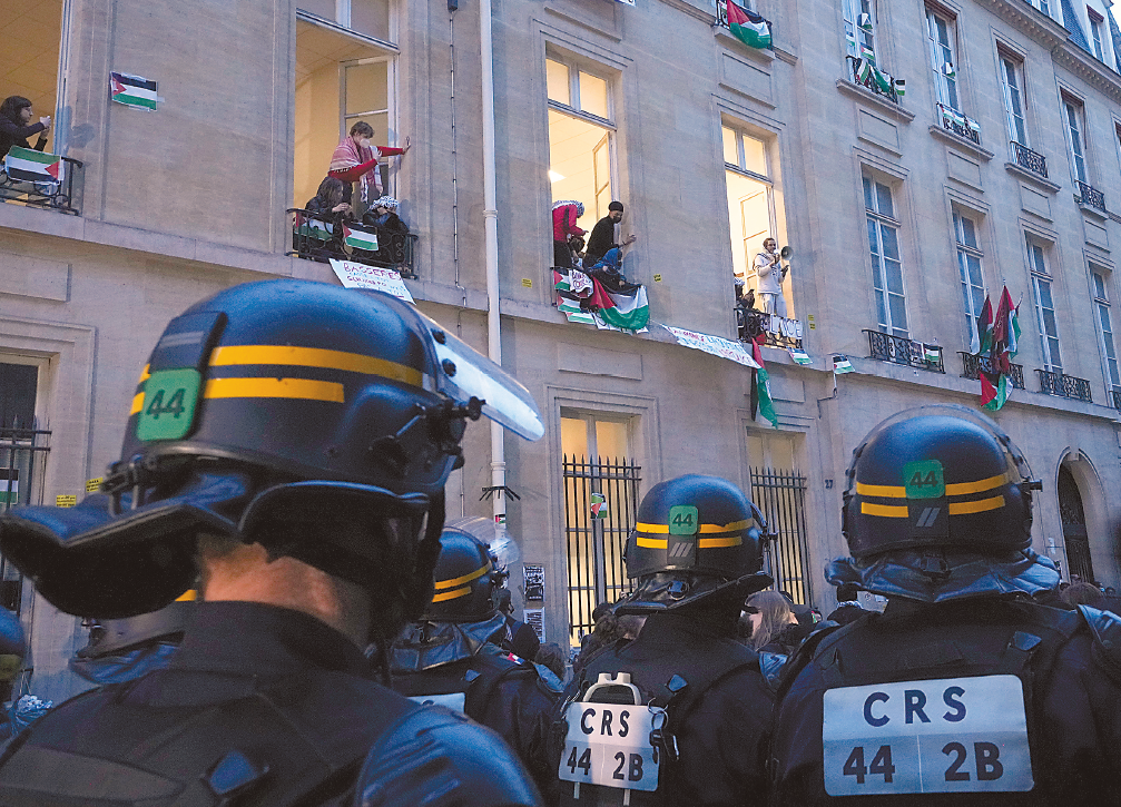 4月26日，法国巴黎政治学院发生支持巴勒斯坦的抗议活动，防暴警察前往该校。（视觉中国）