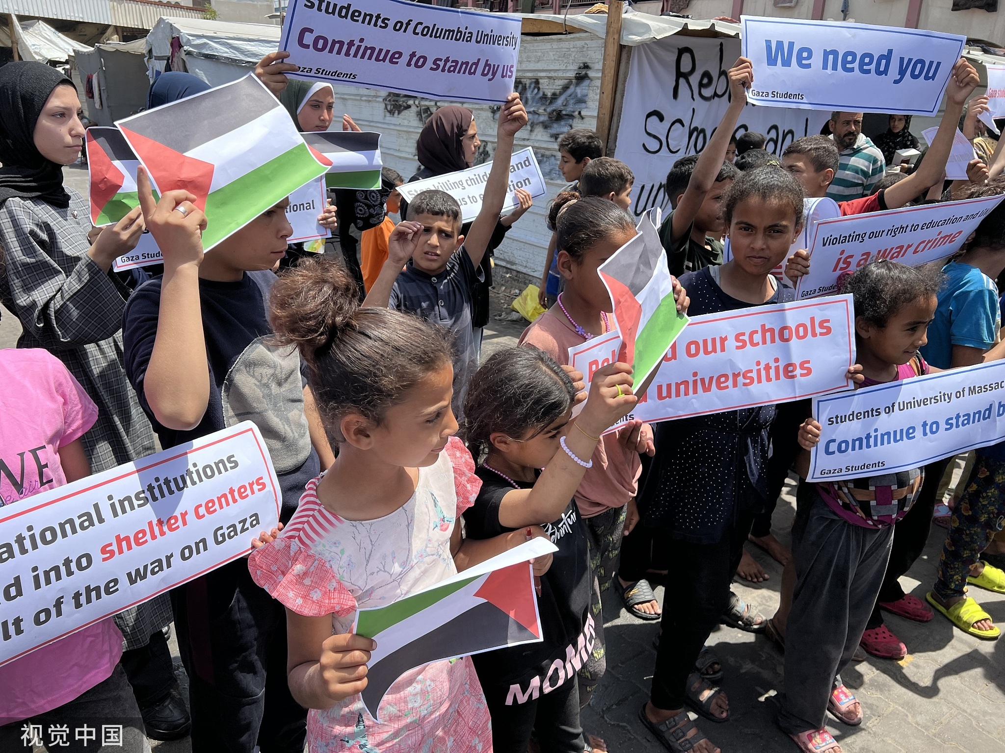 当地时间4月28日，加沙学生和儿童举行抗议活动，并感谢声援巴勒斯坦的美国学生 图源：视觉中国