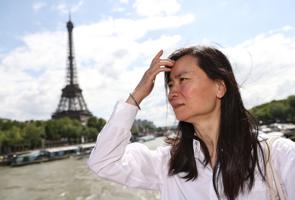 2024年6月19日，刘芳在法国巴黎埃菲尔铁塔前。