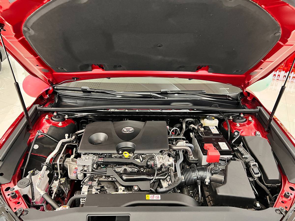 取消2.5燃油版,新增2.0HEV动力,8155芯片上车,全新凯美瑞实拍