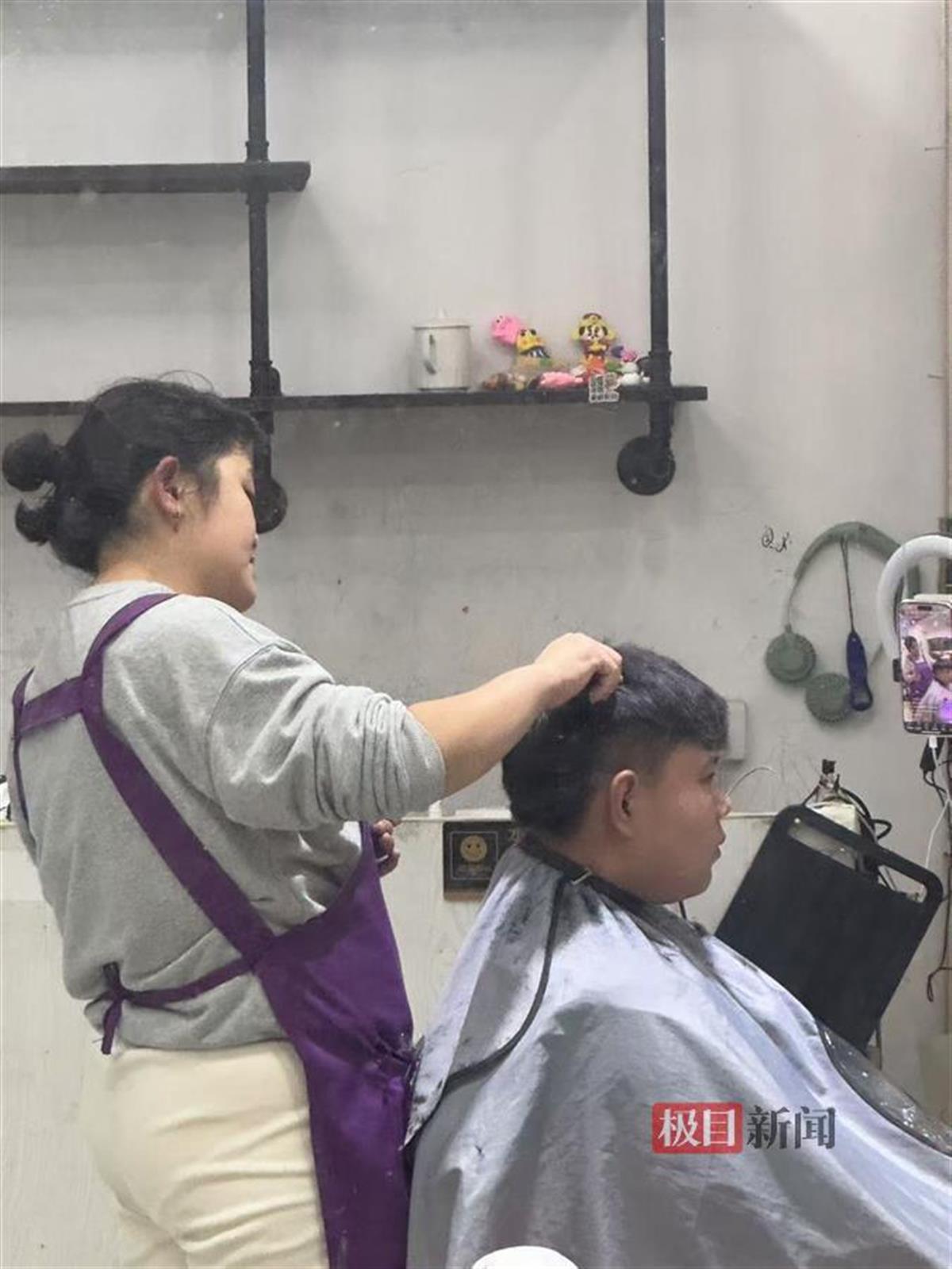 晓华在给顾客剪头发