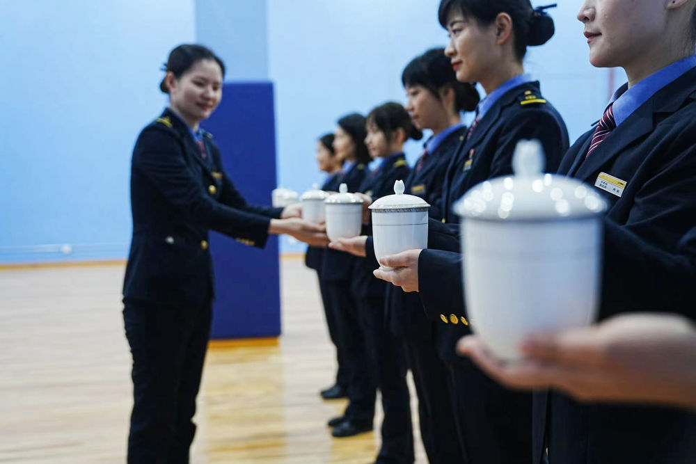 1月12日，铁路客运服务人员在合肥火车站进行服务礼仪培训，为即将到来的春运做好准备。新华社记者 杜宇 摄