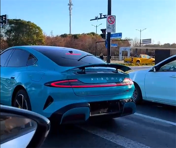 网友等红灯时偶遇小米汽车SU7:尾翼高高升起性能范儿十足