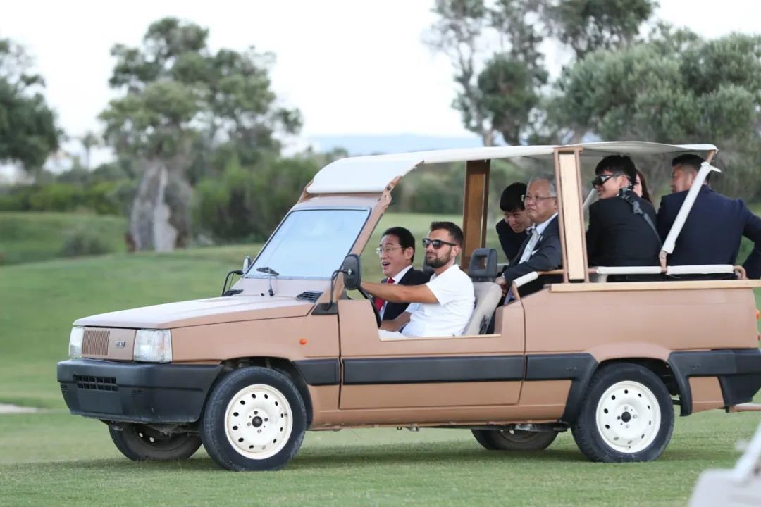 领导人乘车登场。