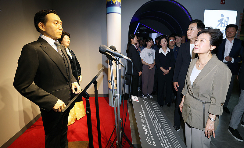 当地时间2023年8月15日,韩国龟尾,韩国前总统朴槿惠参观其父朴正熙的历史资料馆展示室。 视觉中国