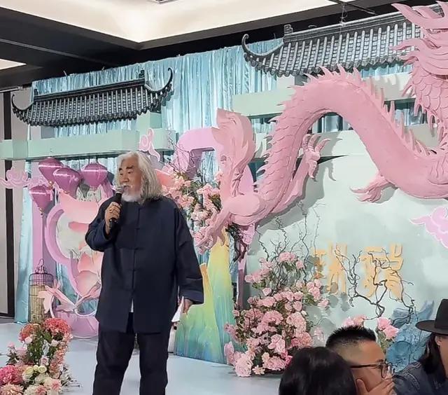 张纪中女儿满月宴直播带货，杜星霖全程黑脸，餐厅地址被扒太离谱
