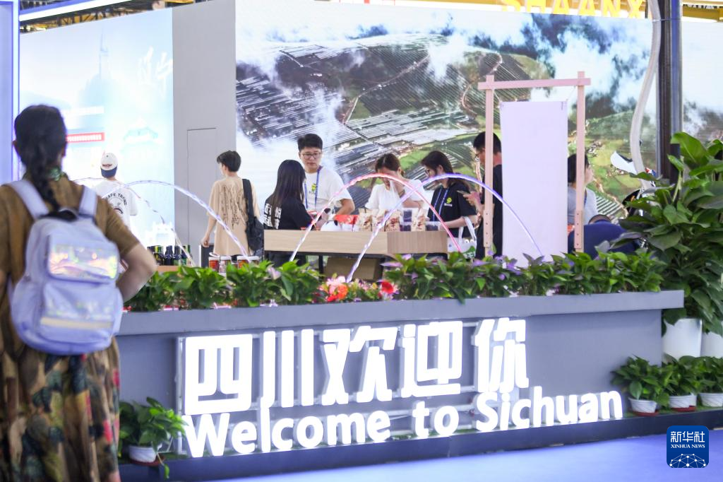 2024年6月27日，在第八届中国—亚欧博览会上，观众在四川展台参观。新华社记者 王菲 摄