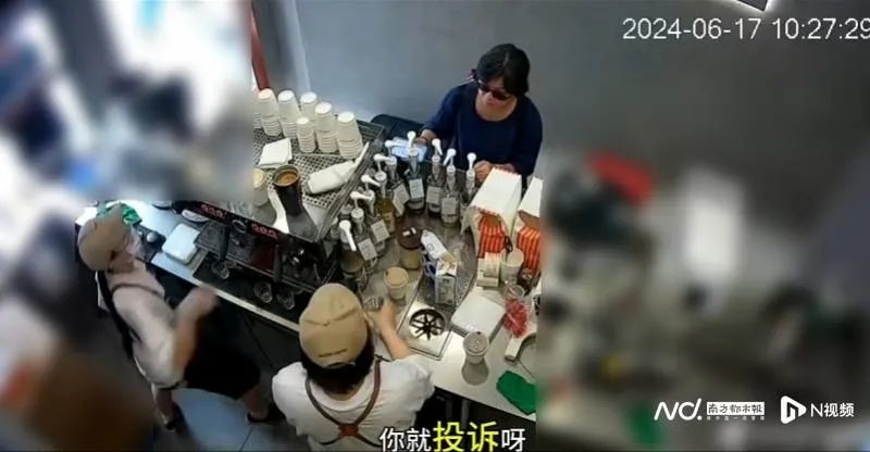 店员泼顾客一脸咖啡粉，大喊“你投诉呀”！知名品牌回应，有员工称8小时内要做500杯咖啡