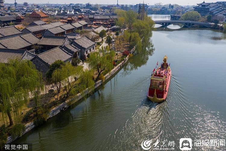 台儿庄古城坐落于枣庄市东南，处于京杭大运河的中心点。来源：视觉中国