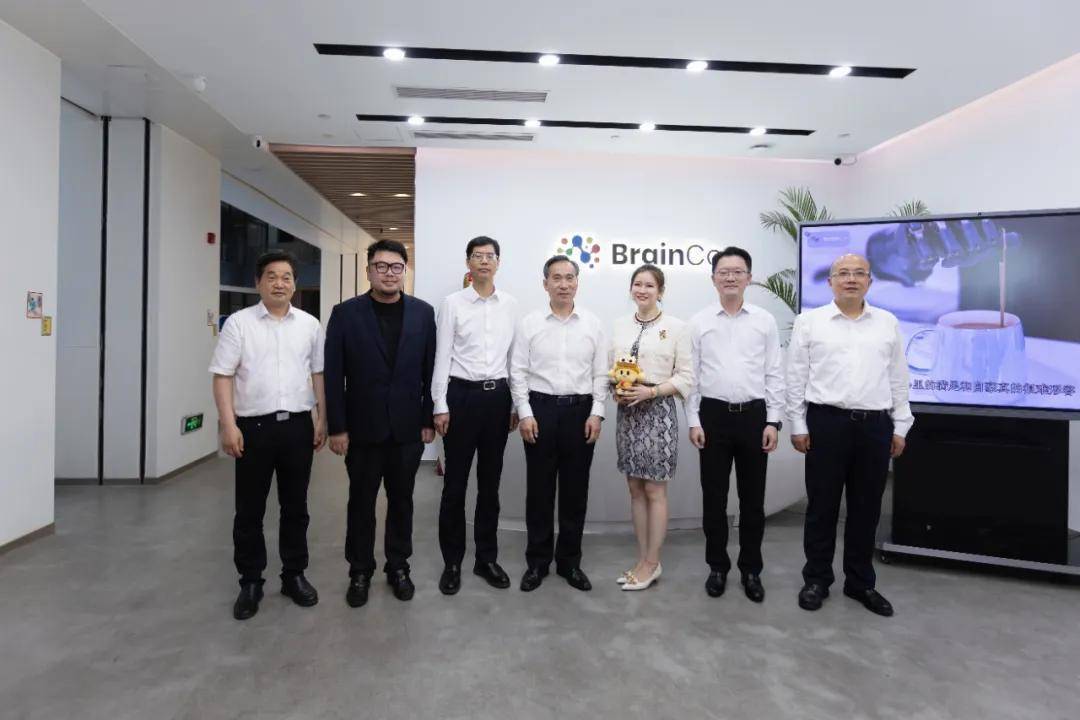 中国贸促会任鸿斌会长一行莅临强脑科技考察调研_凤凰网