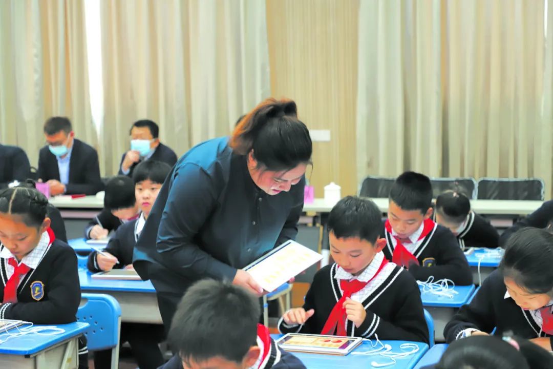 上海市杨浦区平凉路第三小学教师依托“教学助手”等信息化手段，对四年级学生进行数学学科教学。