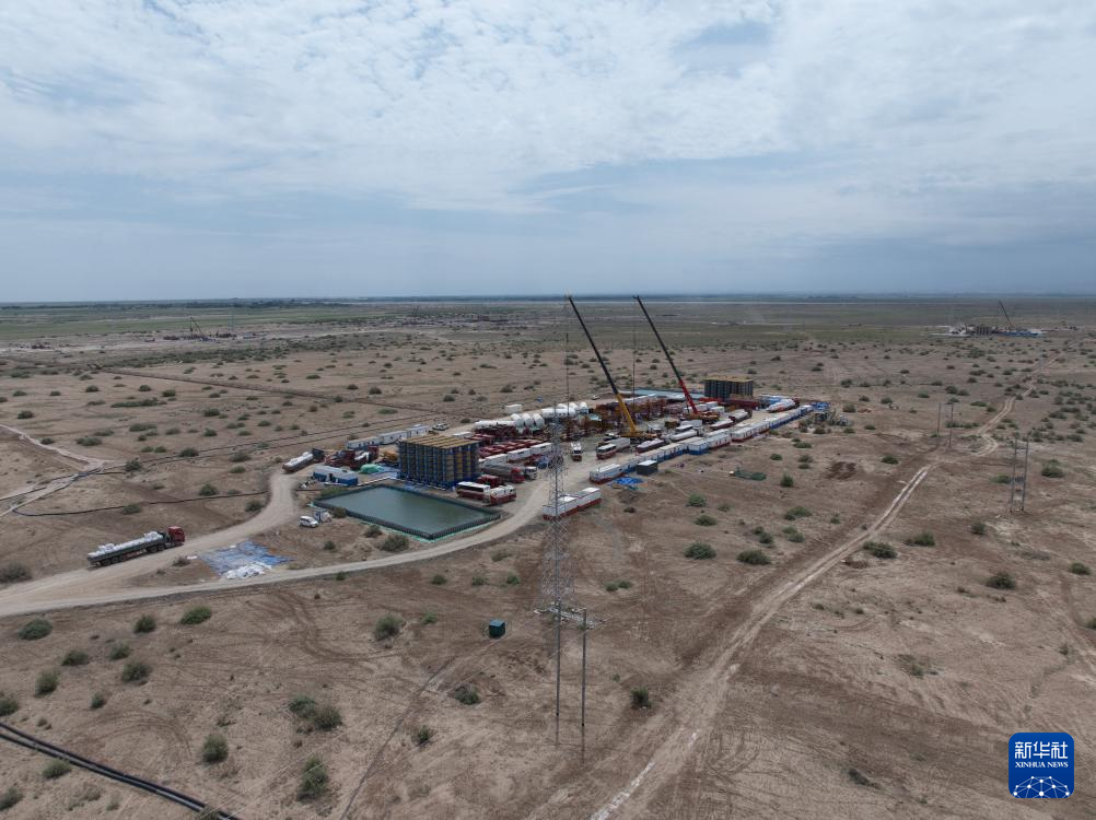 6月14日，中国石油新疆油田一油井在进行大型体积压裂（无人机照片）。新华社发（田涛摄）