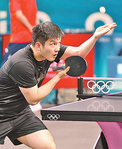 当地时间7月24日，中国体育代表团乒乓球选手樊振东在南巴黎竞技场4号馆进行训练。本报记者 陶相安摄