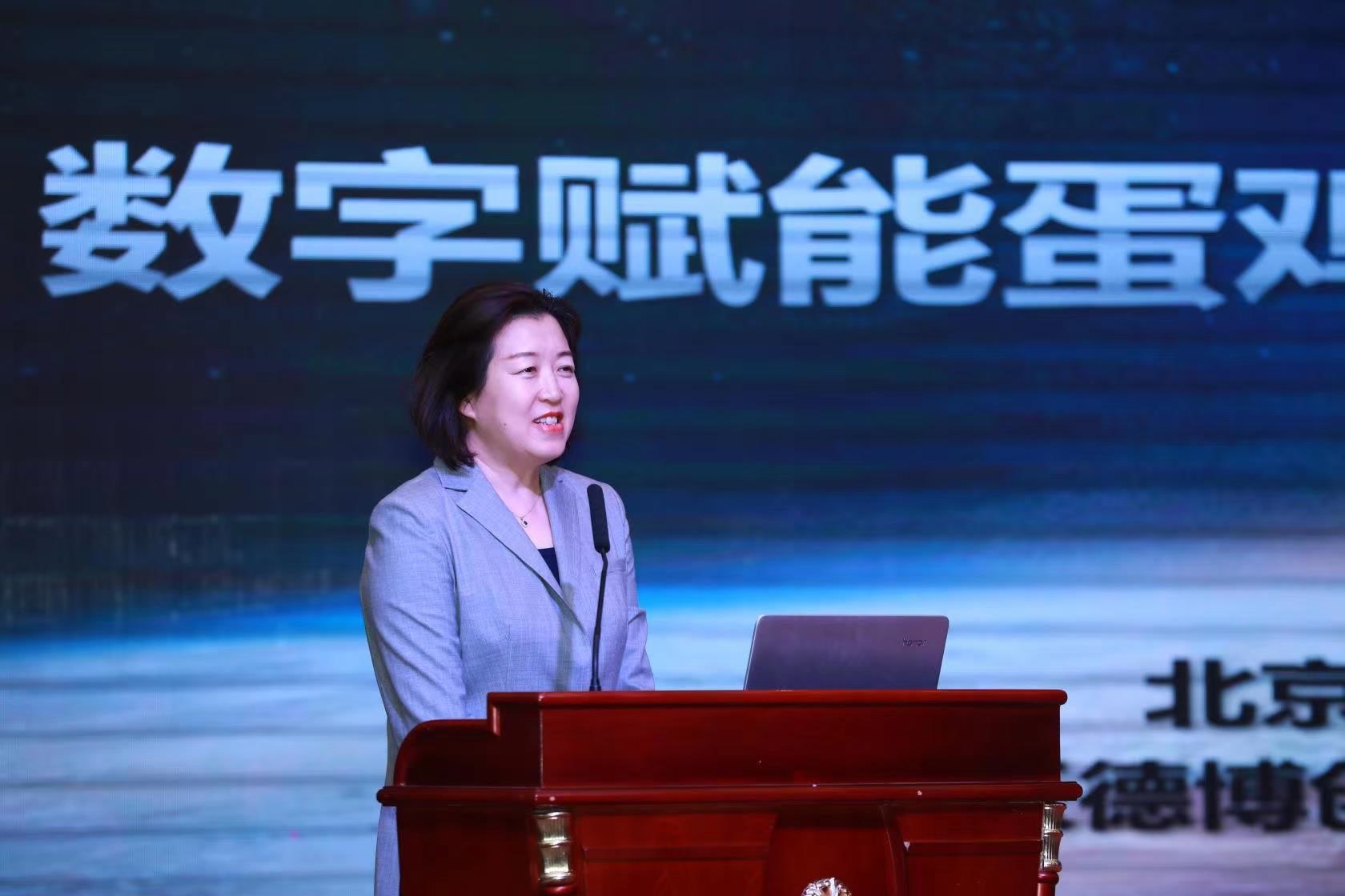 刘爱巧作报告