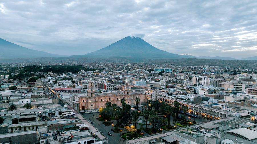 这是6月19日拍摄的米斯蒂火山脚下的秘鲁城市阿雷基帕（无人机照片）。新华社记者 李木子 摄