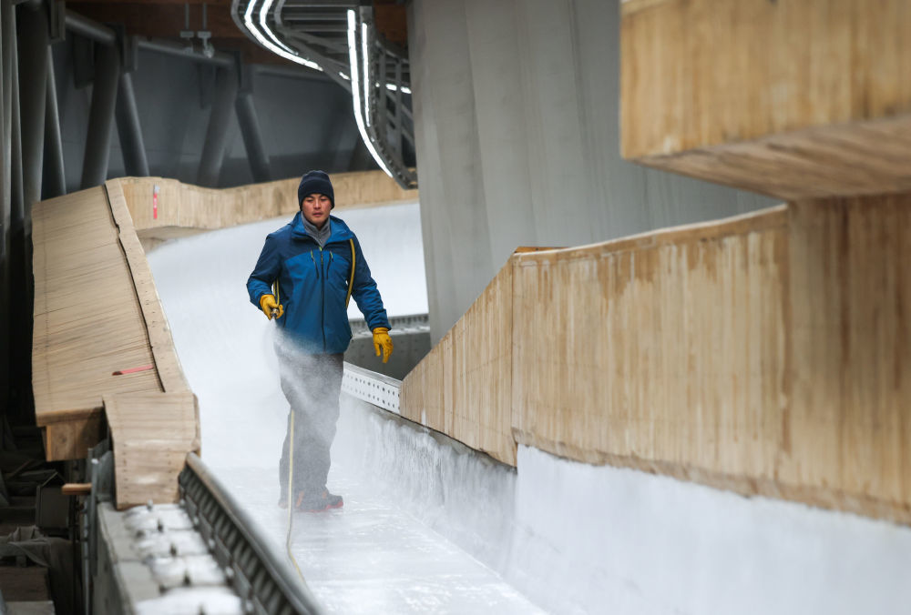 ↑2023年11月23日，李大伟在国家雪车雪橇中心内进行制冰工作。新华社记者 王楷焱 摄