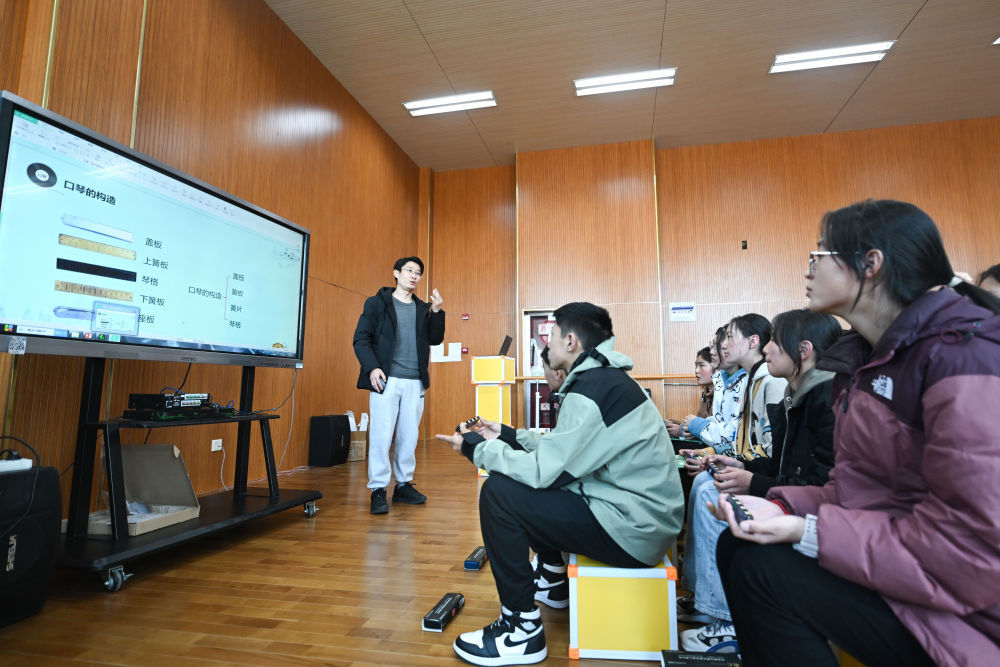 2023年2月23日，上海援青教师阚延俊在果洛西宁民族中学给学生上音乐课。