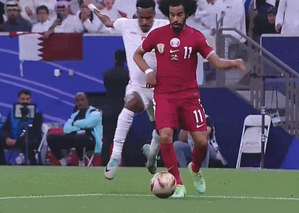 卡塔尔队利用点球机会领先。