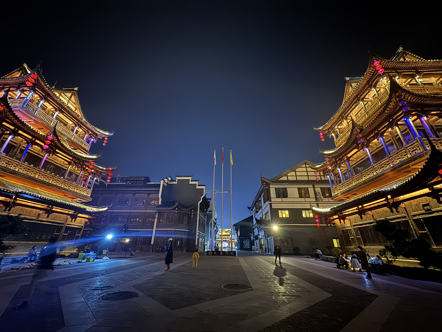 晚上空旷的大庸古城。