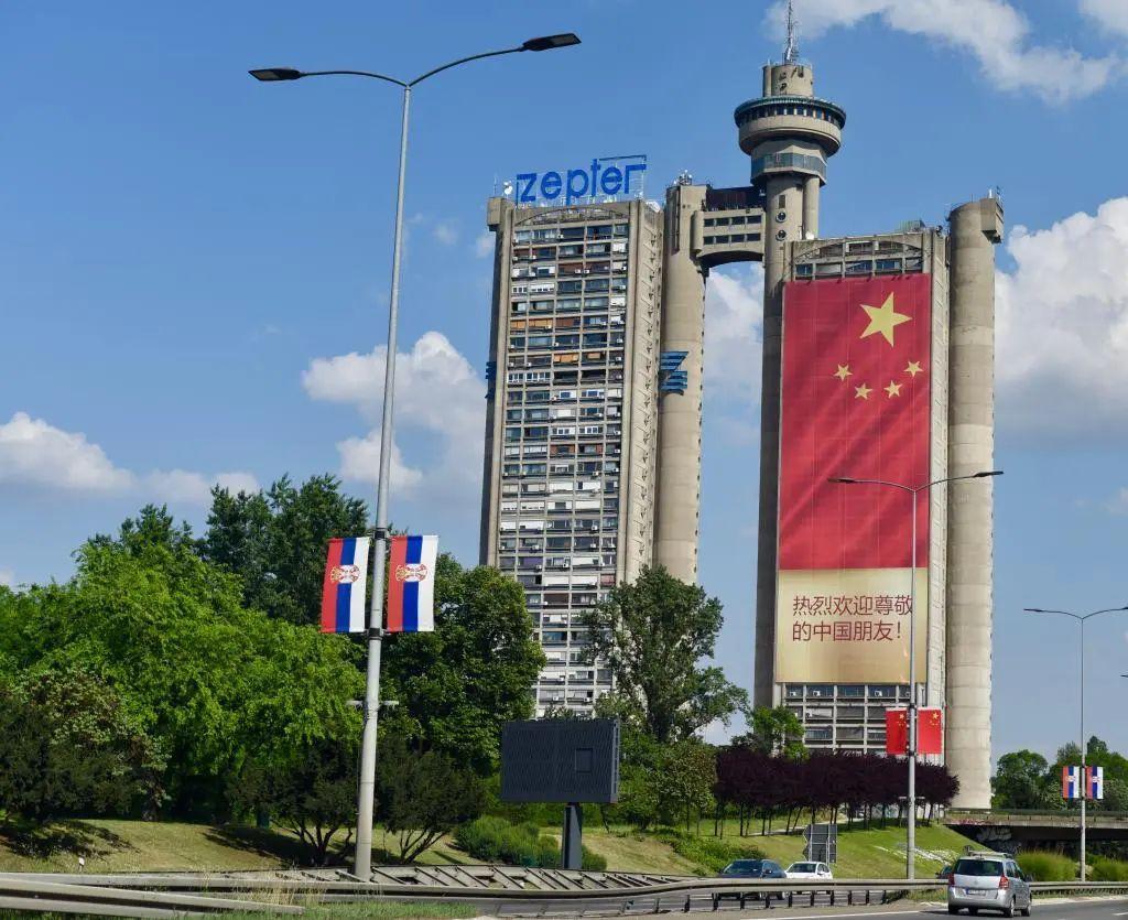 5月5日，习近平主席到访前夕，塞尔维亚首都贝尔格莱德格内克斯塔上悬挂的巨幅五星红旗。图源：新华社