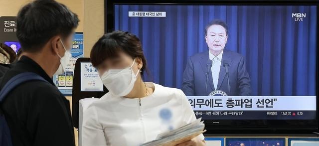 4月1日，在首尔市一家大型医院，电视播放尹锡悦就医改问题发表对国民谈话的新闻。