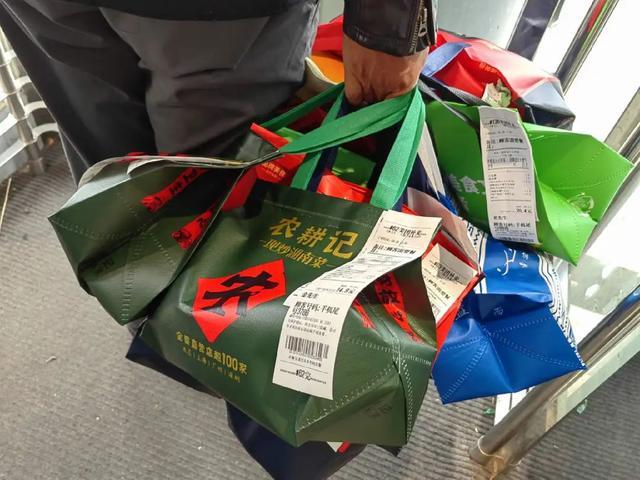 ◎外卖员可以一次取多份餐 农耕记在其中的占比较大,可见生意火爆