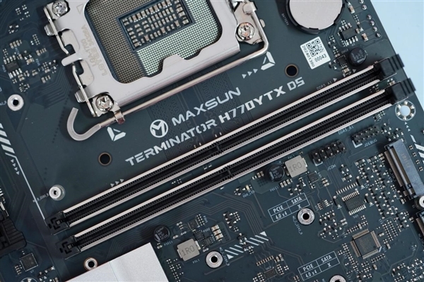 正面没有一根线!铭瑄H770YTX D5 WIFI主板图赏