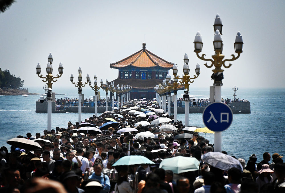 5月2日，游客在青岛市栈桥景区游玩。新华社记者 李紫恒摄