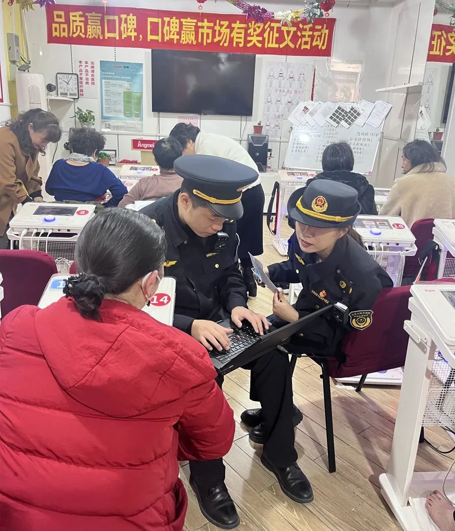 执法人员询问消费者。
