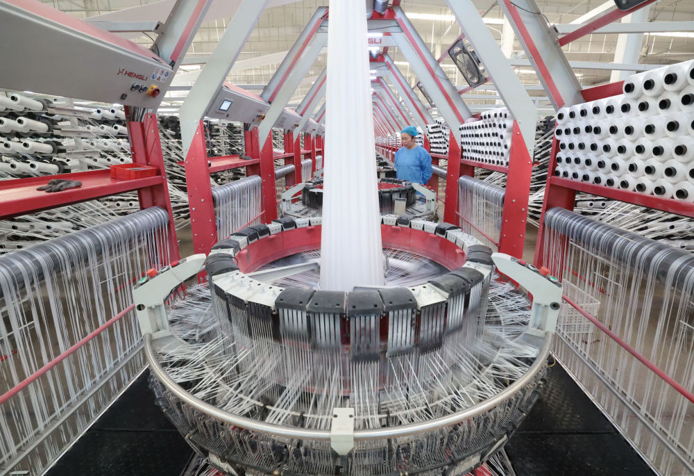 工人在河北省行唐县一家包装袋企业的生产车间工作。新华社记者 杨世尧 摄